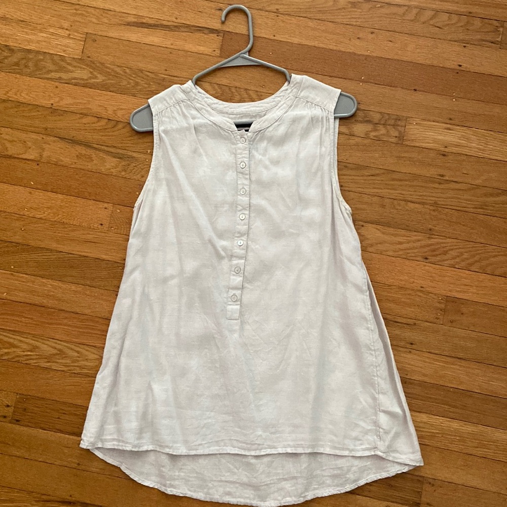 Women Tahari sleeveless blouse